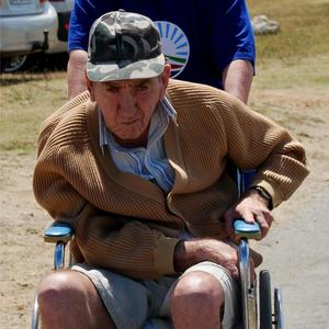 Stefanus AW Johnston op die rolstoel wat die DA by Herberg-aan-See gekry het, met Marie Reid “aan die stuur”